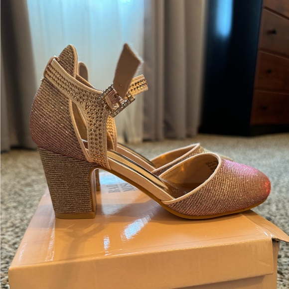 Worn once, size 2 Badgley Mischka girls heels - Picture 2 of 7